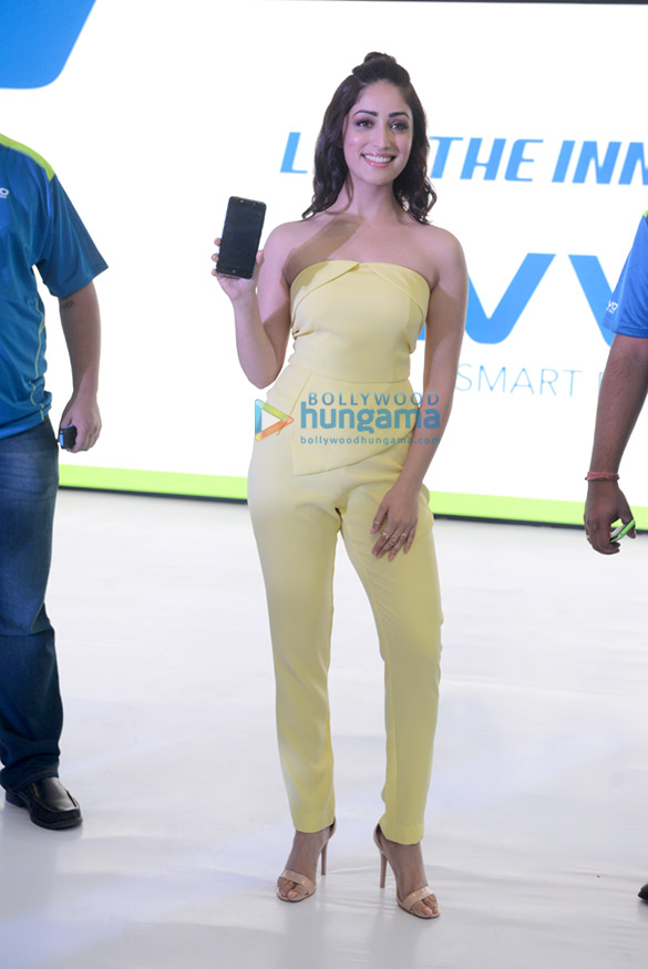 yami gautam snapped attending a mobile launch 6