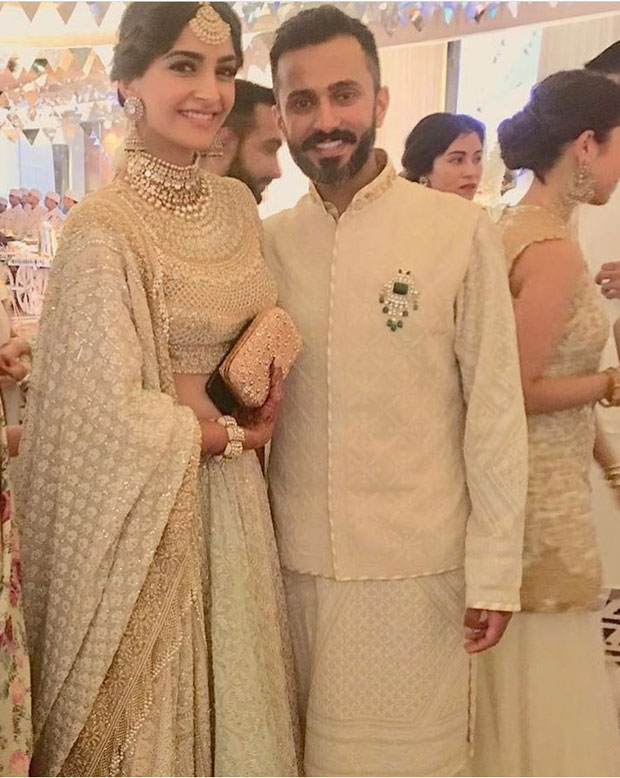 Oo La La! Sonam Kapoor and Anand Ahuja twin in white, looking spectacular for their mehendi and sangeet ceremony Oo La La! Sonam Kapoor and Anand Ahuja twin in white, looking spectacular for their mehendi and sangeet ceremony