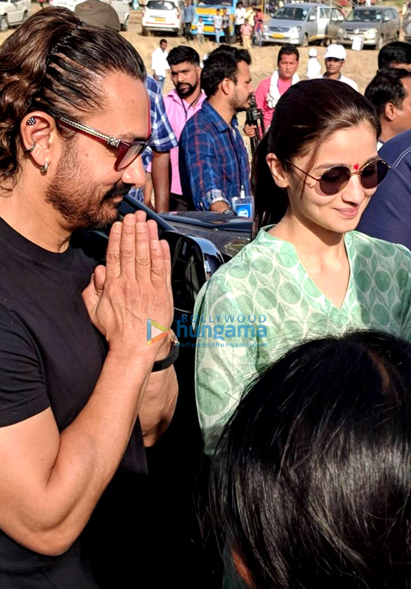 aamir khan and alia bhatt snapped in latur for paani foundation 1