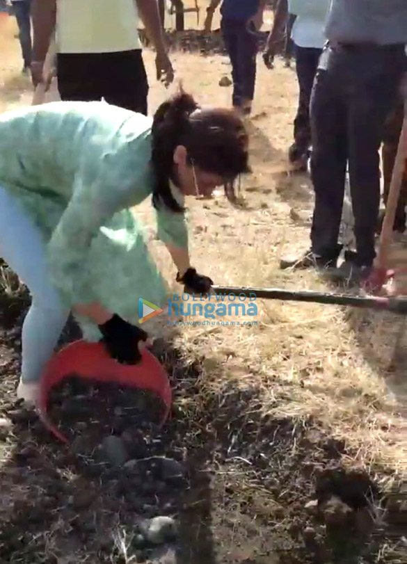 aamir khan and alia bhatt snapped in latur for paani foundation 4