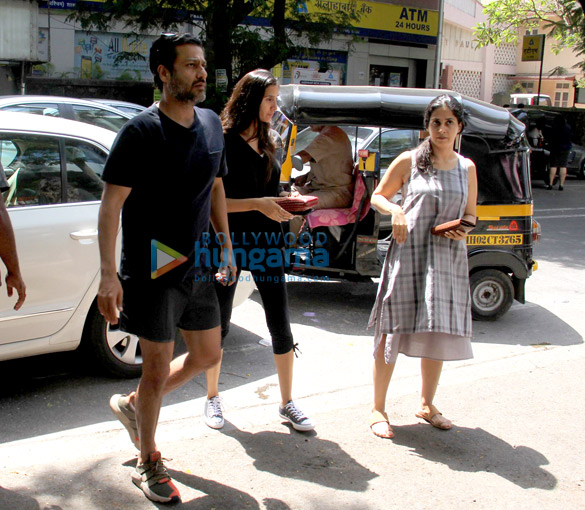 abhishek kapoor snapped with wife in bandra 4