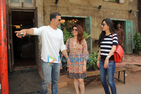 akshay kumar twinkle khanna and anu deewan spotted at pali bhavan in bandra 1