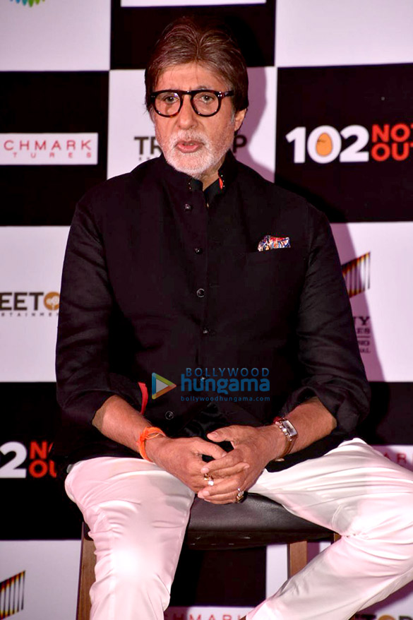 amitabh bachchan and rishi kapoor grace the success meet of 102 not out 10 2