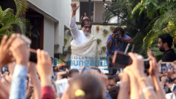 Amitabh Bachchan snapped greeting his fans