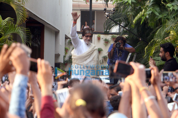 amitabh bachchan snapped greeting fans 6 2