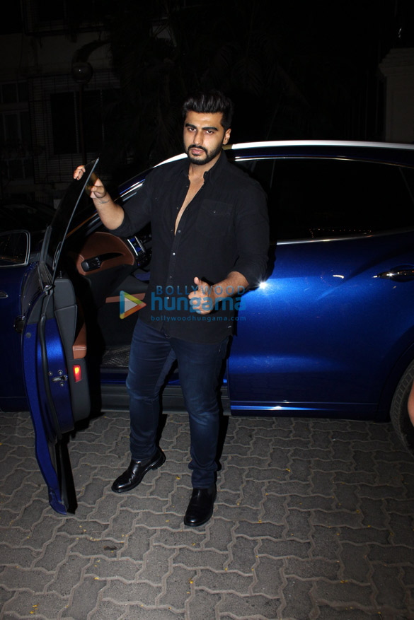 arjun kapoor and nikhil dwivedi spotted at sonam kapoors house in juhu 1