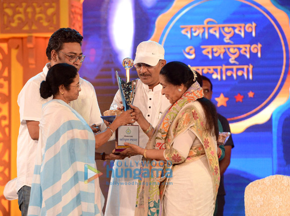 asha bhosle conferred with the banga bibhushan award by the west bengal cm mamata banerjee 2
