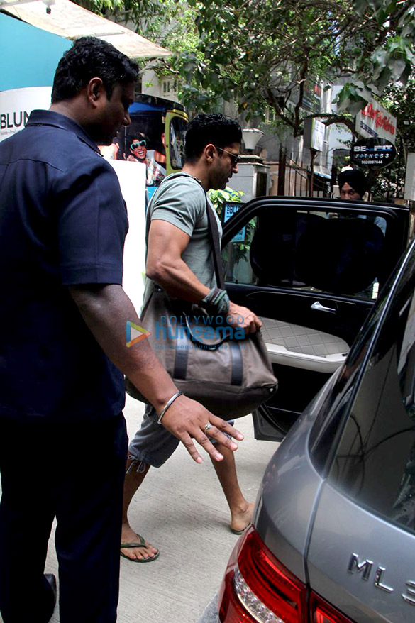 farhan akhtar snapped at bblunt salon 1 2