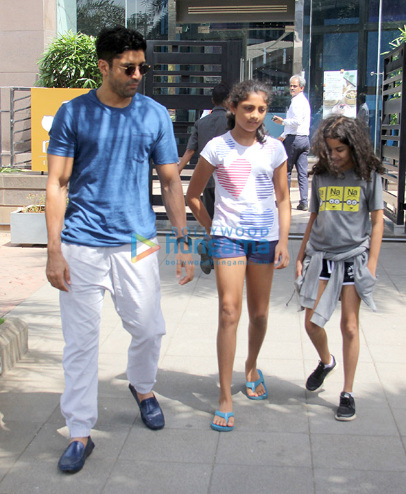 farhan akhtar snapped with his children at yauatcha in bkc 2