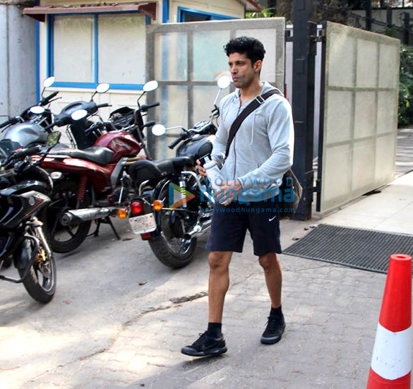farhan akhtar spotted at otters club 1 2