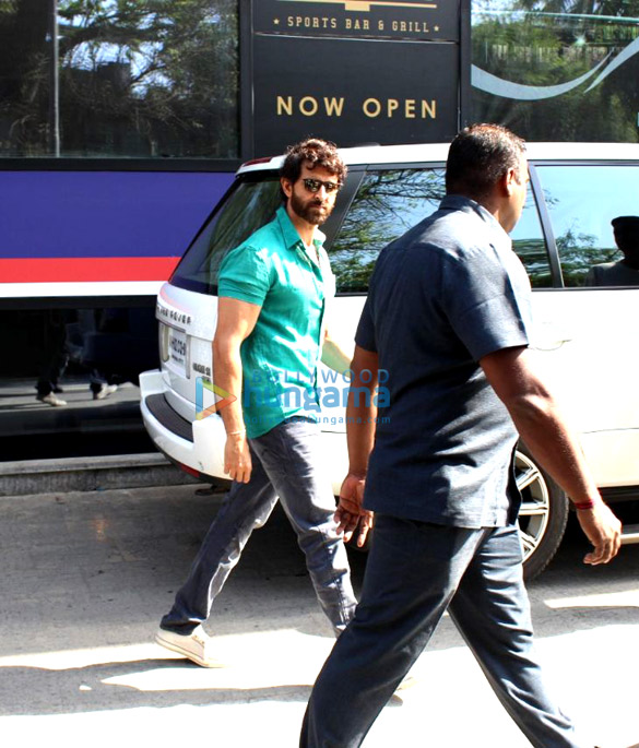 hrithik roshan zayed khan and sonali bendre spotted with family post lunch in juhu 1