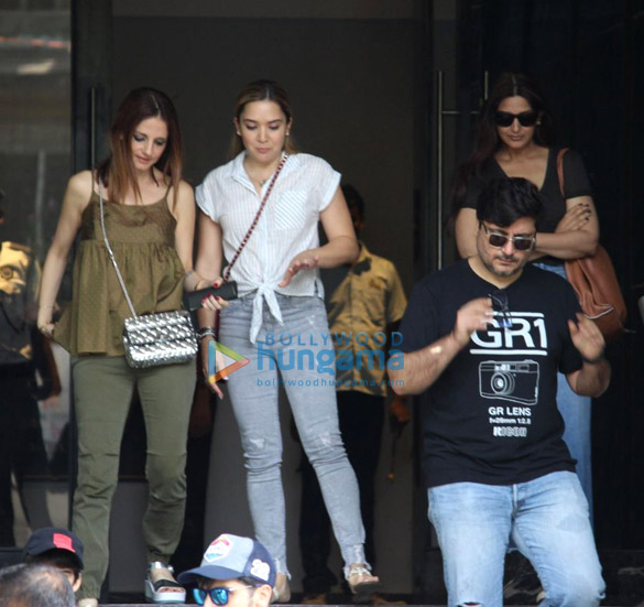 hrithik roshan zayed khan and sonali bendre spotted with family post lunch in juhu 3