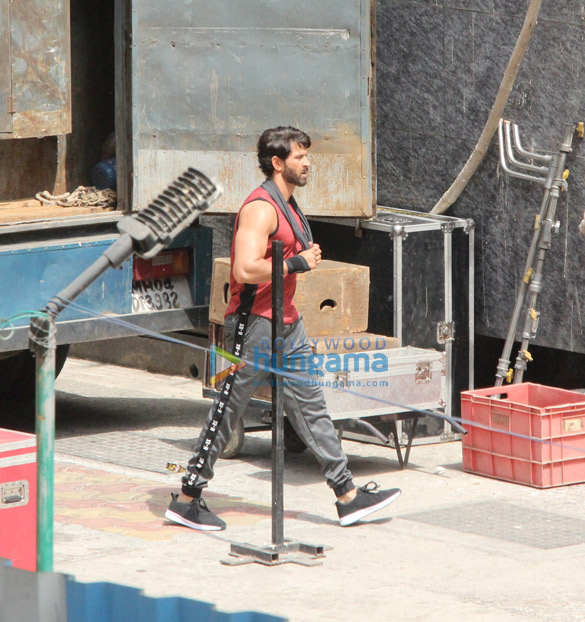 hrithik roshan snapped on location of a shoot in bandra 1 005