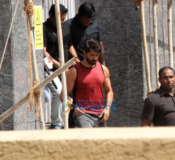 hrithik roshan snapped on location of a shoot in bandra 3 005