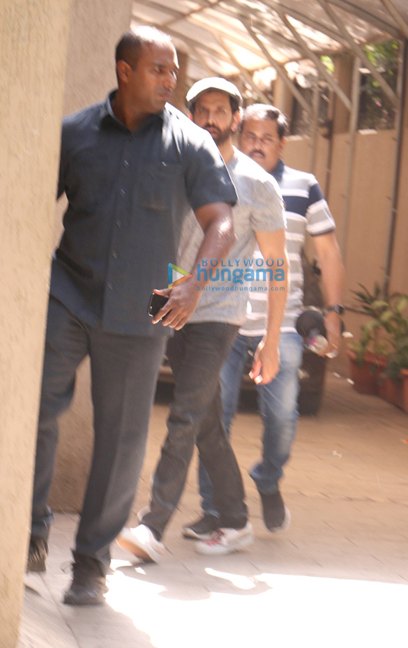 hrithik roshan spotted in juhu 1