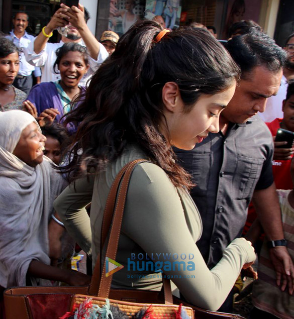 janhvi kapoor spotted at bastian in bandra 5 3