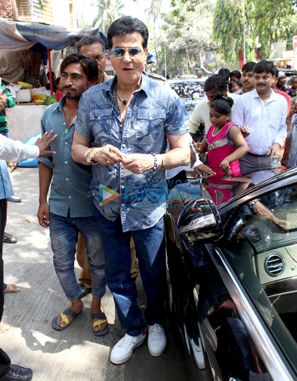 jeetendra spotted at a temple in juhu 1