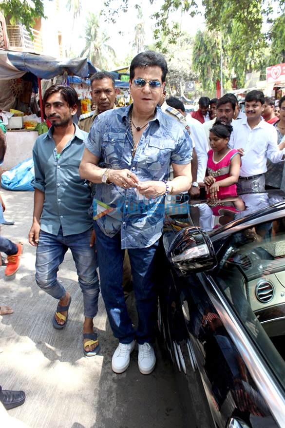 jeetendra spotted at a temple in juhu 6