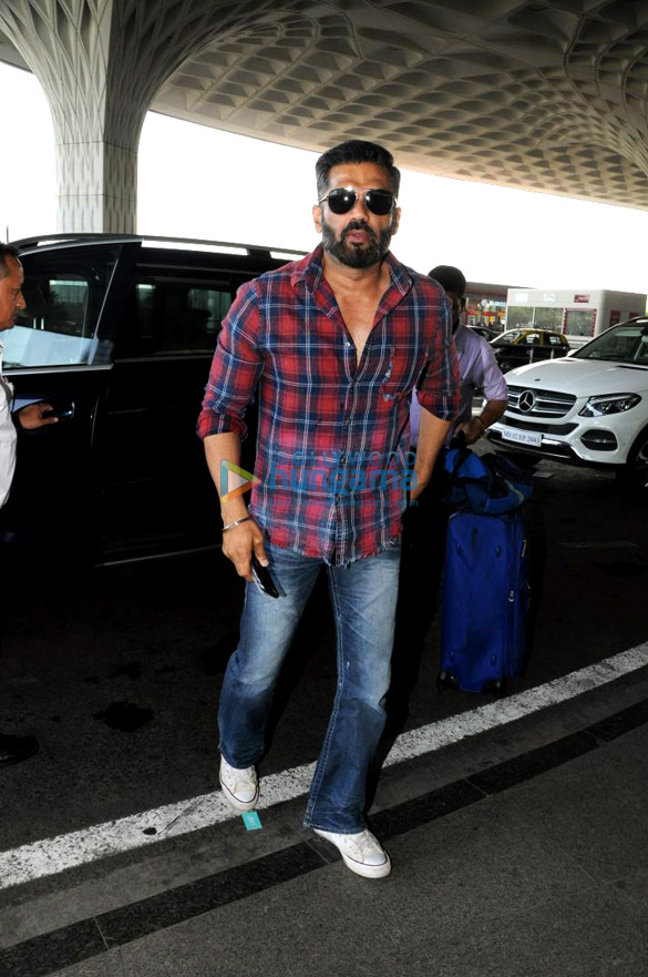 kangana ranaut suniel shetty shruti haasan and manish malhotra snapped at the airport 3