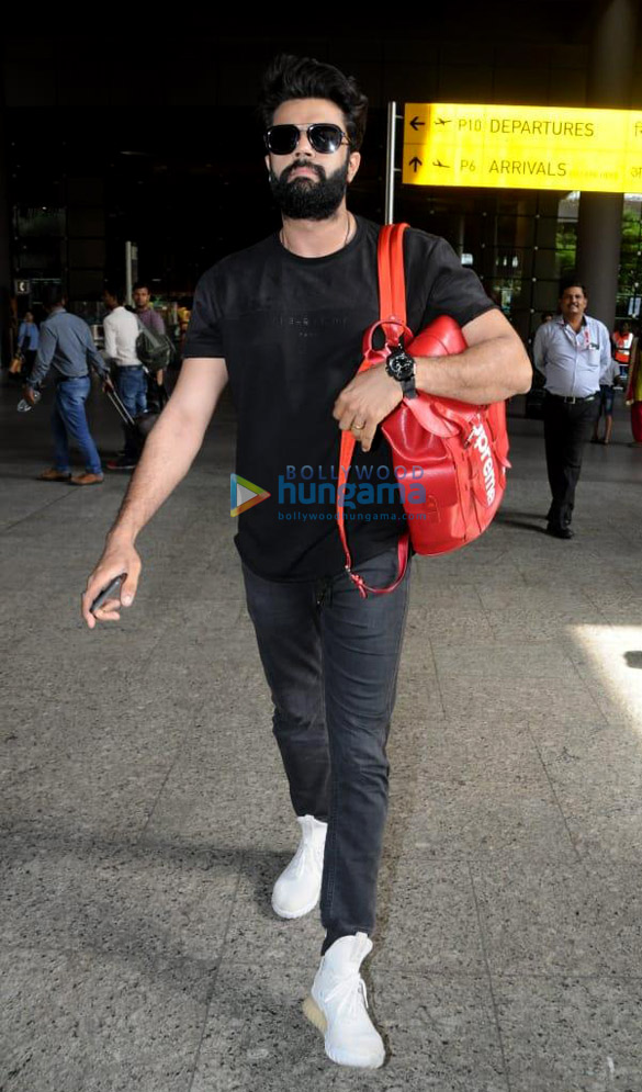 karan johar dharmendra and others snapped at the airport 005 2