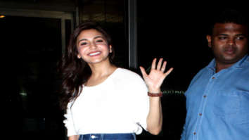 Kareena Kapoor Khan, Saif Ali Khan, Karisma Kapoor and Anushka Sharma snapped at the airport