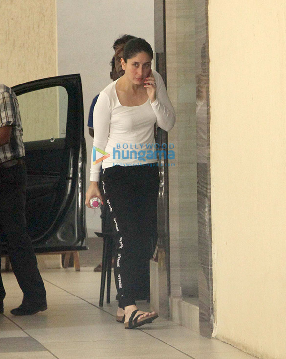 kareena kapoor khan and karisma kapoor spotted at babita kapoors home 5