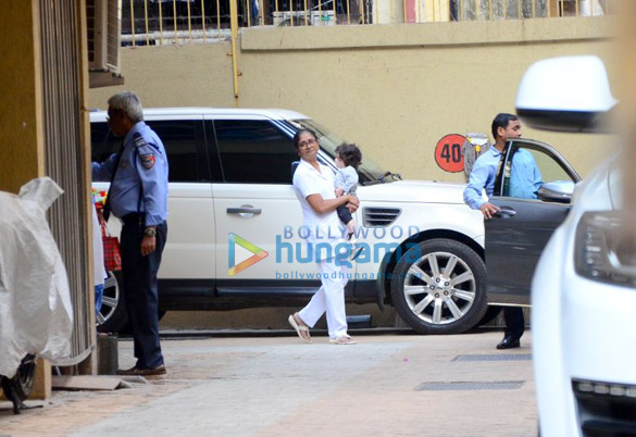 kareena kapoor khan and taimur ali khan snapped at karisma kapoors house in bandra 2