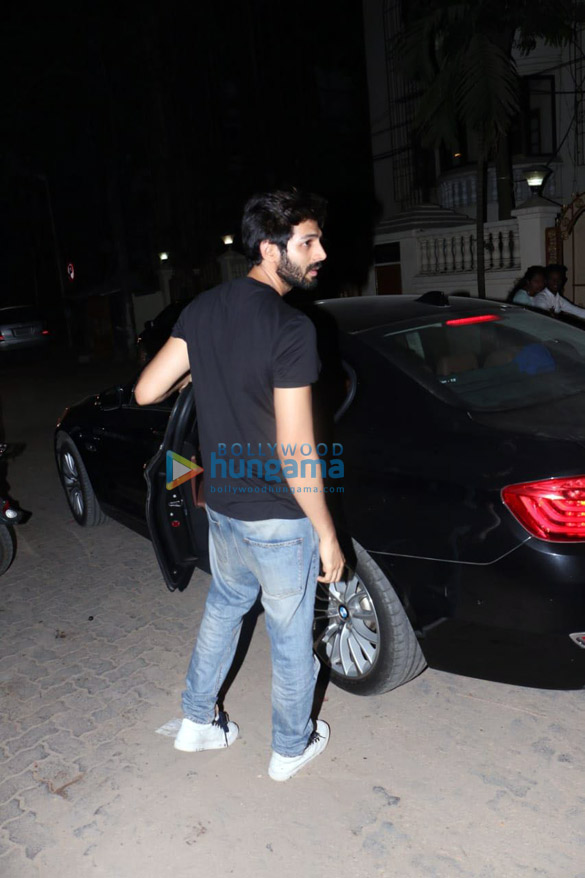 Kartik Aaryan snapped in Juhu Kartik Aaryan snapped in Juhu
