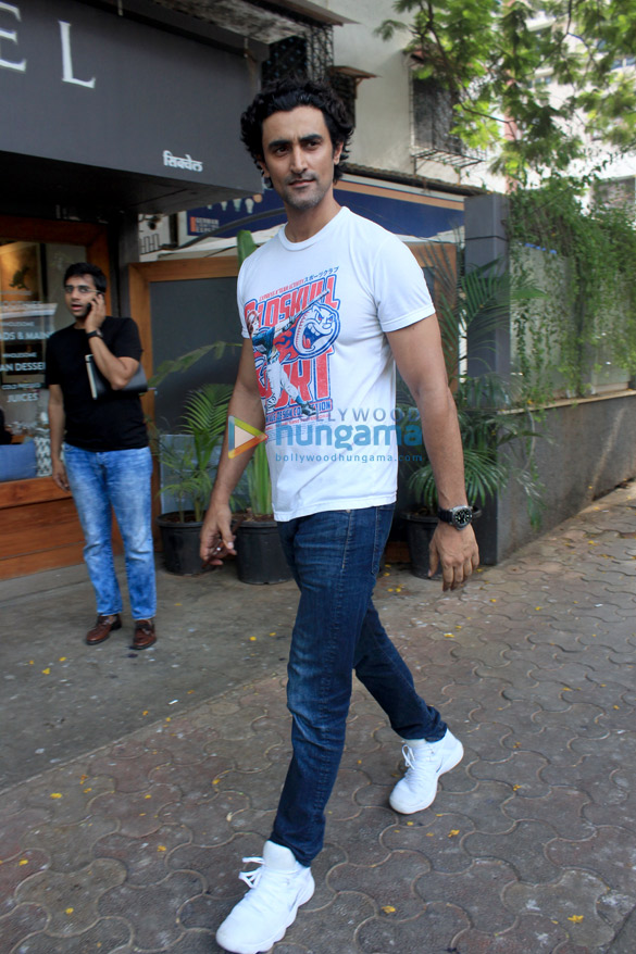 kunal kapoor spotted at sequal in bandra 2