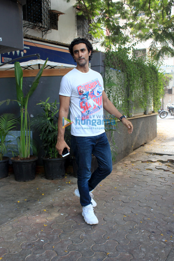 kunal kapoor spotted at sequal in bandra 4
