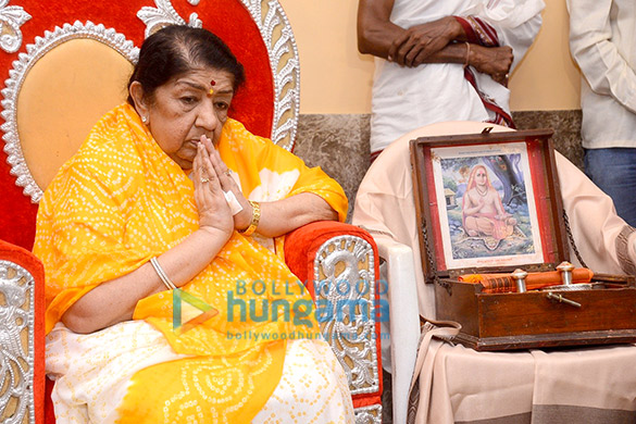 lata mangeshkar receives swara mauli puraskar 2
