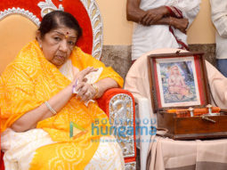 Lata Mangeshkar receives Swara Mauli Puraskar