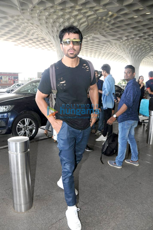 malaika ishita raj ayushmann and others snapped at the airport 4