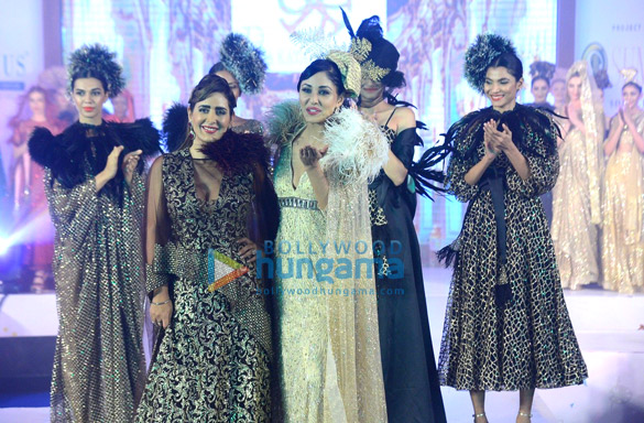 pooja chopra walks the ramp for pria kataria puris fashion show 1