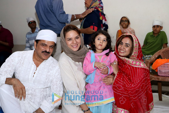 rajesh khattar and vandana sajnani khattar organize langar at a gurudwara in mumbai 1