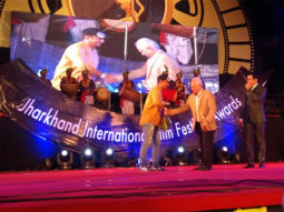 Ramesh Sippy honours Faridoon Shahryar for excellence in Journalism award at JIFFA 2018