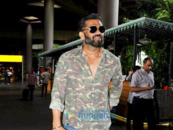 Akshay Kumar, Raveena Tandon and Suniel Shetty snapped at the airport