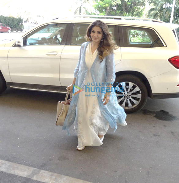 raveena tandon elli avram and suniel shetty snapped at the airport 5