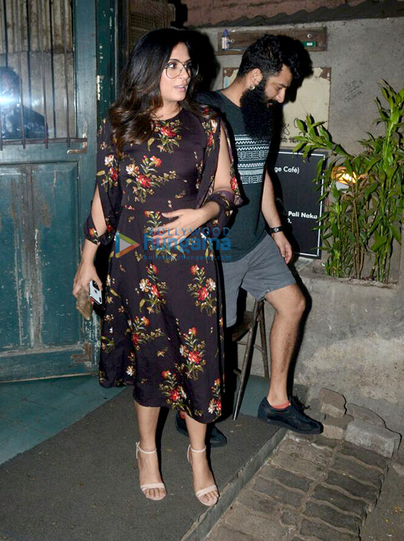 richa chadda snapped at pali cafe bandra 3