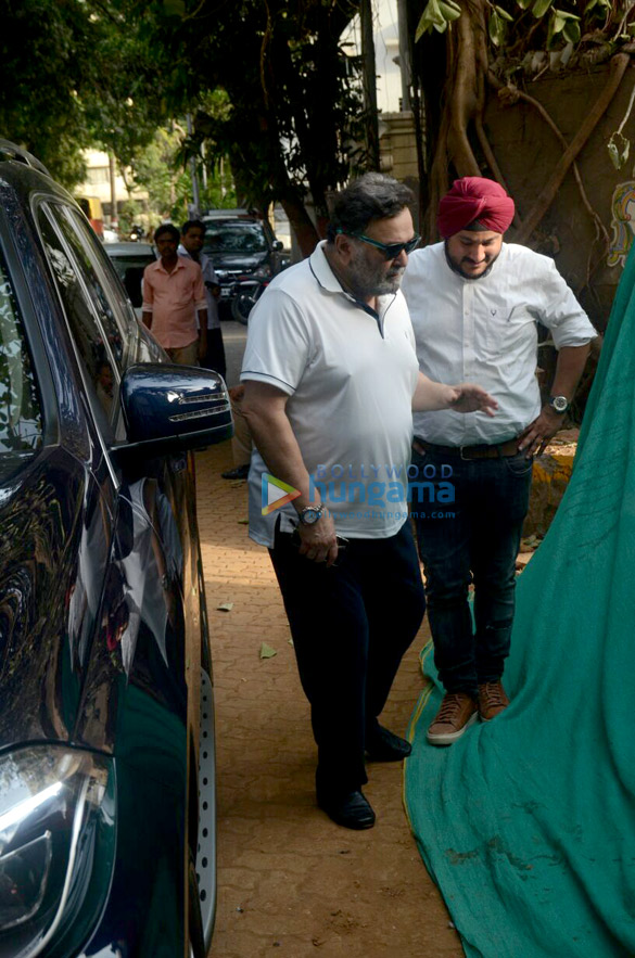 rishi kapoor snapped at the iconic krishna raj bungalow 3