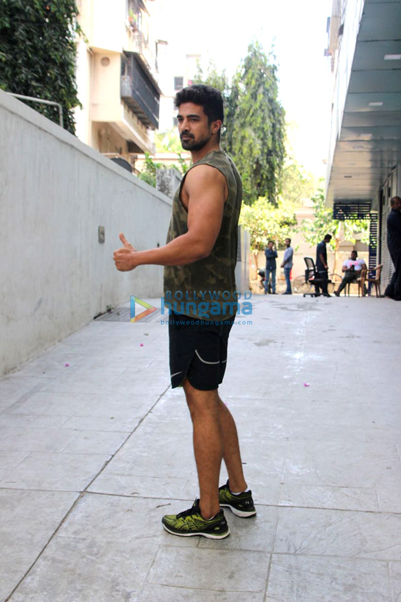 shahid kapoor rhea chakraborty and others spotted at gym 005 1