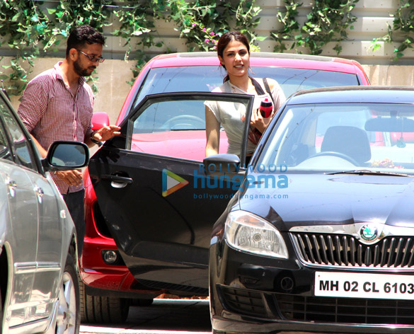 shahid kapoor and rhea chakraborty spotted at gym in bandra 6