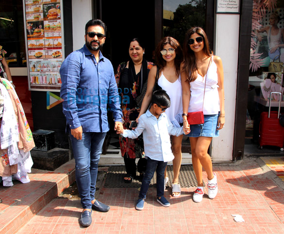 shilpa shetty snapped with her family at bastian 2 2