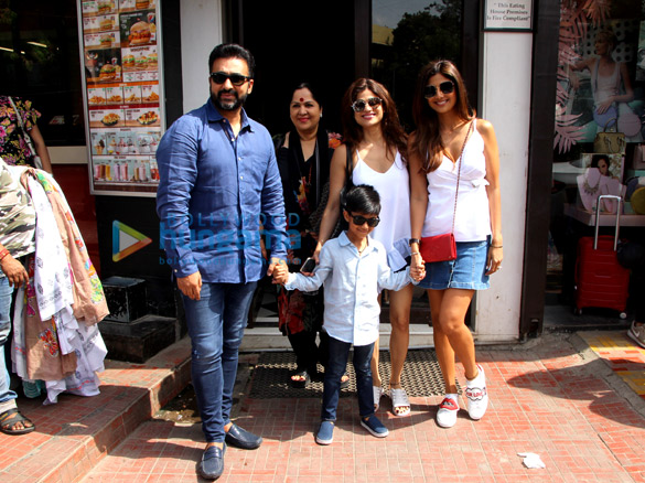 shilpa shetty snapped with her family at bastian 4 2