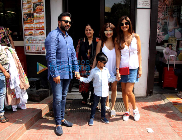 shilpa shetty snapped with her family at bastian 5 2
