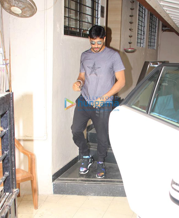 sidharth malhotra snapped at the matrix office 1 3