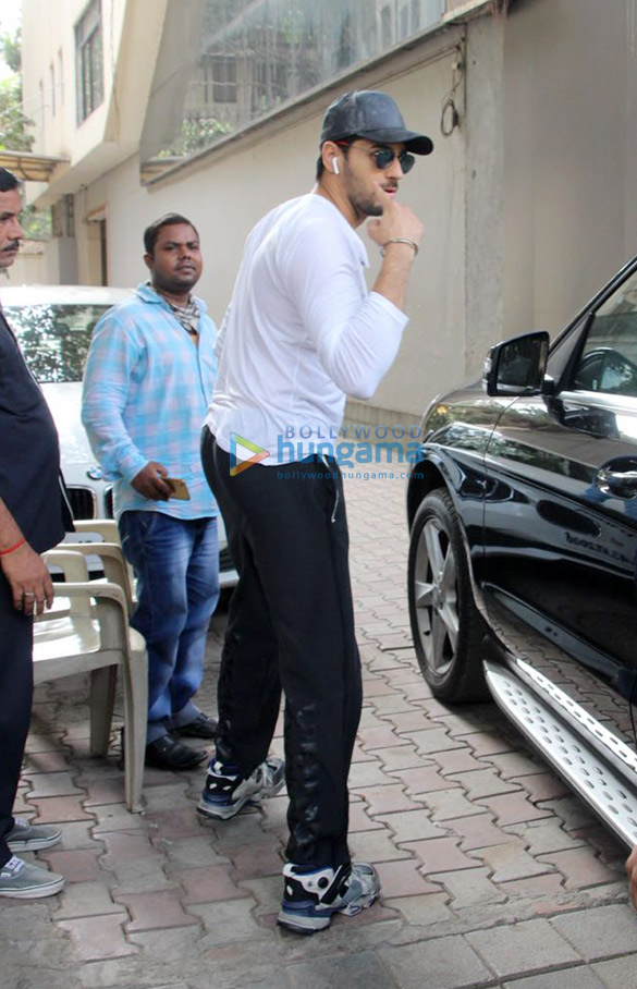 sidharth malhotra snapped in khar 1