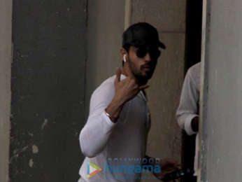 Sidharth Malhotra snapped in Khar