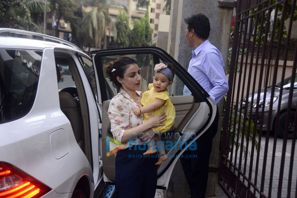 soha ali khan snapped with her daughter inaya in bandra 2