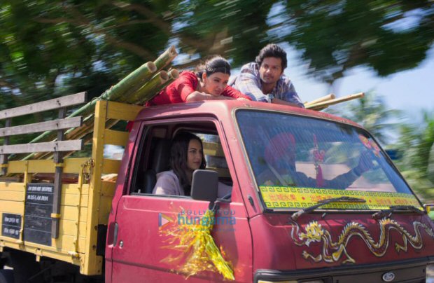 Sonakshi Sinha takes us by SURPRISE as she drives a heavy mini truck in Happy Phir Bhaag Jayegi!